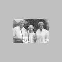 004-1001 Wiedersehen nach 56 Jahren.  Guenter Bartel und seine Schwester Erika Wolldecke mit ihrer wiedergefundenen Cousine Ilse Neumann. (Mitte).jpg